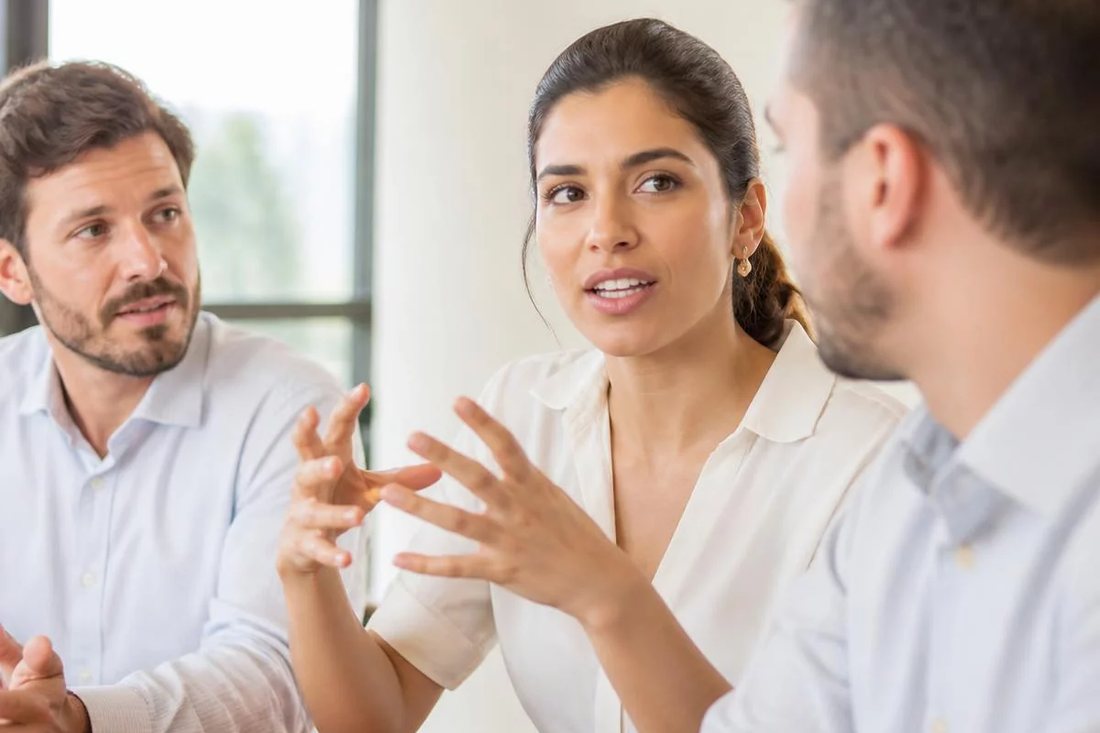 Participante falando em pé enquanto o restante da turma acompanha sentado